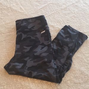 Danskin camo cropped legging, medium